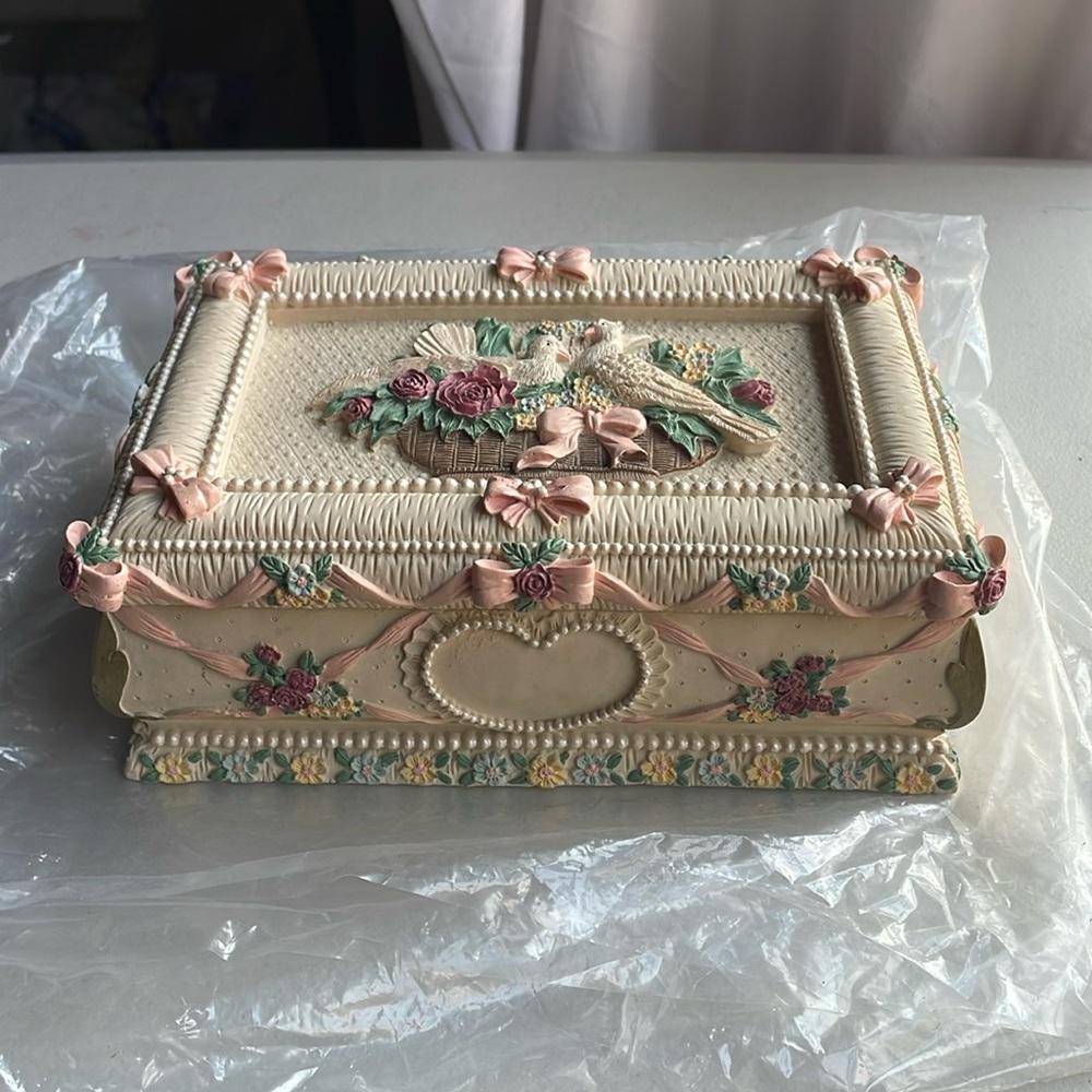 Jewelry box with doves and roses🎀🕊️🌹